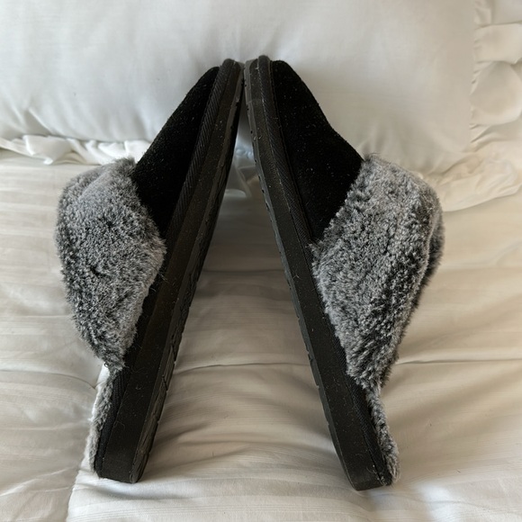 Comfy Minnetonka Slippers - 10 - Picture 7 of 10